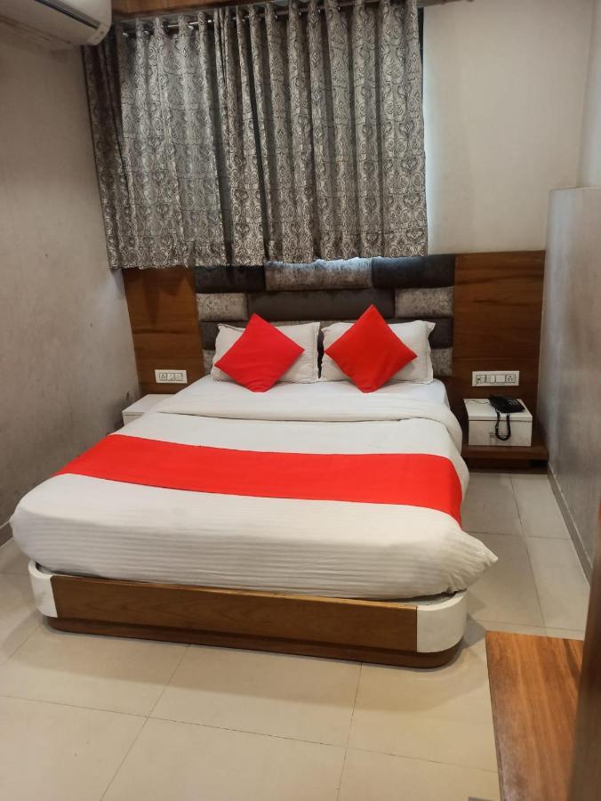 أحمد أباد Hotel Madhav Villa المظهر الخارجي الصورة