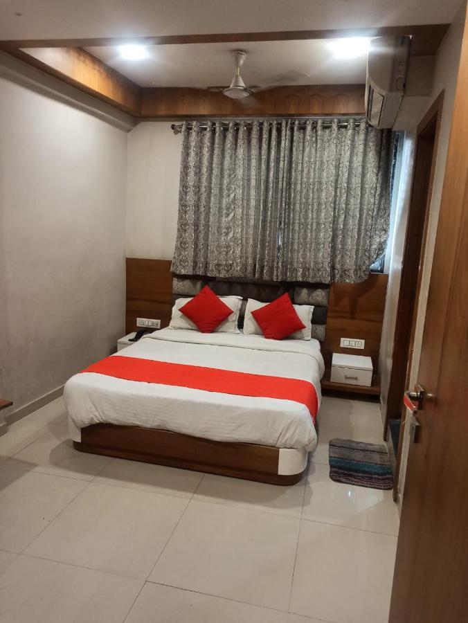 أحمد أباد Hotel Madhav Villa المظهر الخارجي الصورة