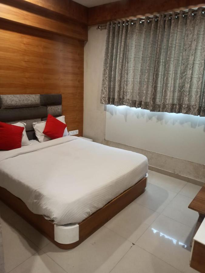 أحمد أباد Hotel Madhav Villa المظهر الخارجي الصورة