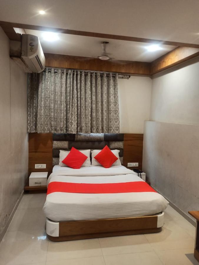 أحمد أباد Hotel Madhav Villa المظهر الخارجي الصورة