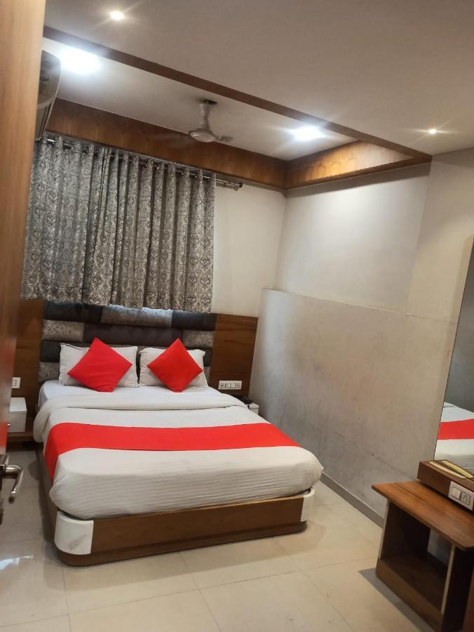 أحمد أباد Hotel Madhav Villa المظهر الخارجي الصورة