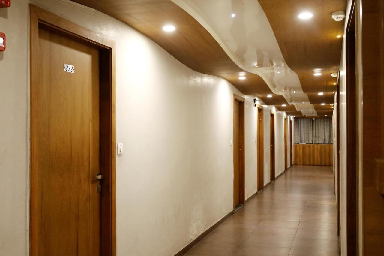 أحمد أباد Hotel Madhav Villa المظهر الخارجي الصورة