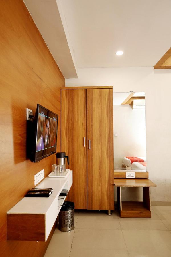 أحمد أباد Hotel Madhav Villa المظهر الخارجي الصورة